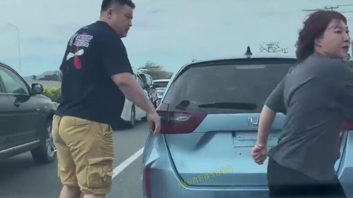 On January 17 in Sanya, Hainan, a driver without license plates on the highway angrily smashed anoth