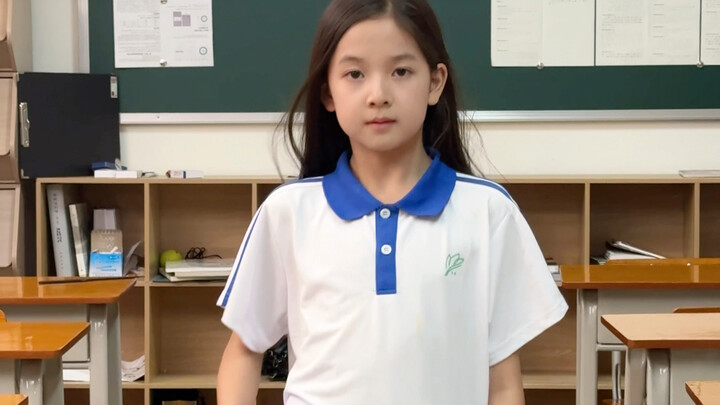 Saat ketua kelas mengadakan peragaan busana di ruang kelas saat istirahat!