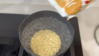 บะหมี่กึ่งสำเร็จรูปทอดสำหรับเป็นอาหารเสริม