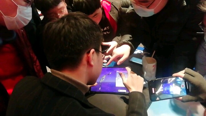 ［غينشين إنتراكتشن × كنتاكي］ (محطة جينان): سحب بطاقات مباشرة في المتجر يُعرّضك للإحراج الشديد!