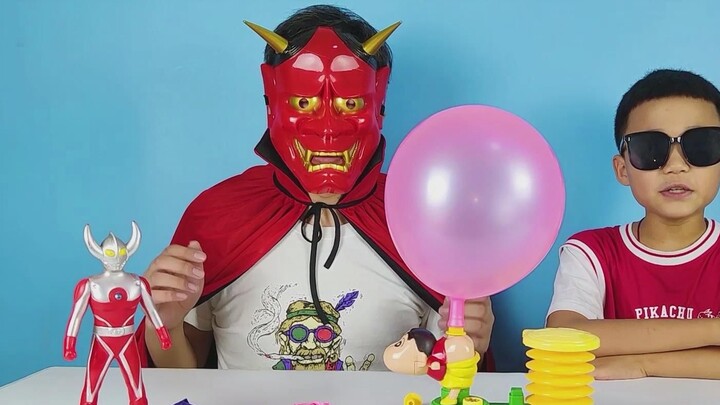 Monster berwajah merah menerima dua mainan Bola Terbang dari ayah Ultra, dan bersenang-senang dengan