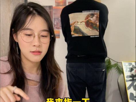 Today, I teamed up with my mother-in-law to trick Teacher Liang into playing games—hahaha!