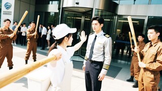 Gadis kurir cerdas selamatkan pilot kaya—dia terpikat dan langsung menikahinya! Tapi ada masa...