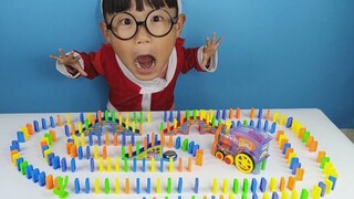 Ozawa và Ultraman Taro và Bella chơi với domino, một món đồ chơi xe lửa nhỏ. Chiếc xe lửa nhỏ có thể