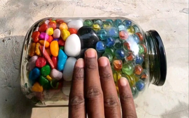 ช่วงเวลาคลายเครียดสุดมันส์กับการกลิ้งขวดบนบันได