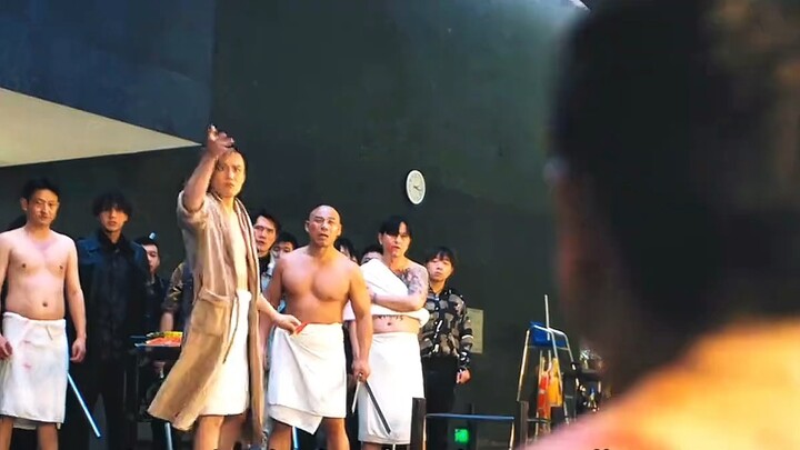 The back scrubber saved the gangster in the bathhouse and was accepted as his younger brother! After