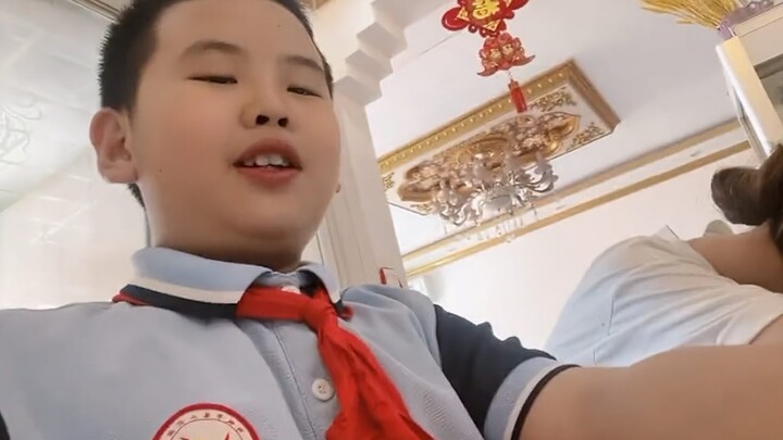 Adik laki-laki bangun pagi untuk mengikuti kelas online, lalu dengan semangat membangunkan kakak per