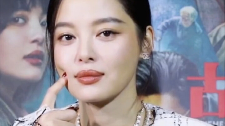 #Xin Zhilei# Xin Zhilei is a totally different person on and off screen! Off-screen, Xin Zhilei is j