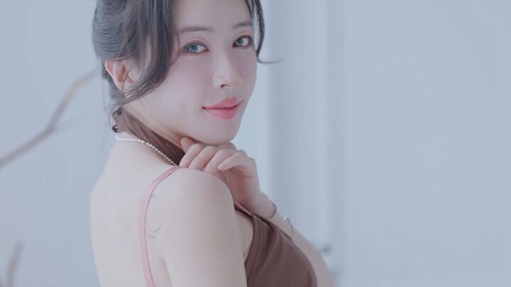การแต่งตัวโชว์หลังสุดเซ็กซี่ของพี่สาว ChoiApple