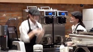 هذان الباريستا أصبحا متحمسين قليلاً 😅