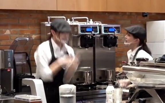 هذان الباريستا أصبحا متحمسين قليلاً 😅