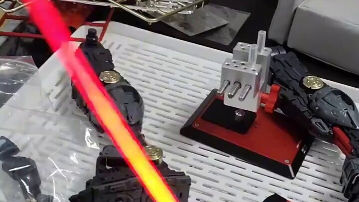 I can't help but want to show you the Ban GU linkage first, which comes from Bandai's technology.