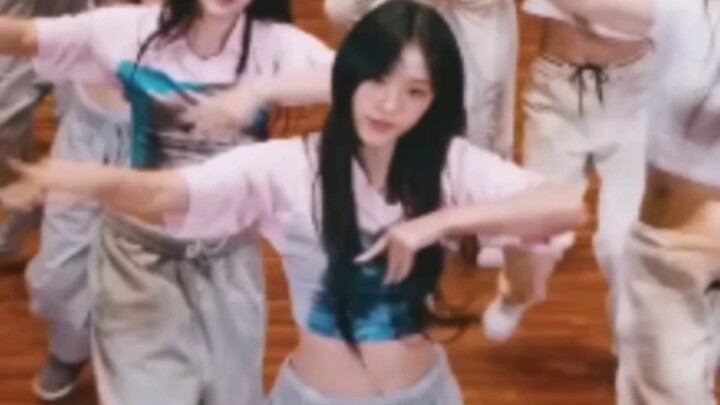 هايرين جيانغ هايلين في غرفة التدريب مباشرة وهي شديدة الخجل