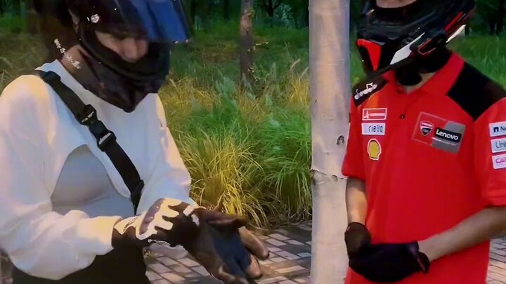 ขี่มอไซค์ของฉันน่ากลัวขนาดนั้นเลยเหรอ? #สาวขี่มอเตอร์ไซค์ #ไบค์เกอร์สาว #ดูคาติ