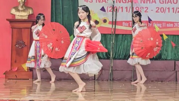 Nữ sinh trung học Việt Nam nhảy chân trần: “Bước dưới bầu trời rực rỡ”, “Giải thoát cuối cùng”, “Ngô