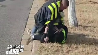 فشل شاب من مقاطعة خبي في اجتياز اختبار القيادة للمرة الثالثة، وتم سحبه إلى جانب الطريق وضربه من قبل 
