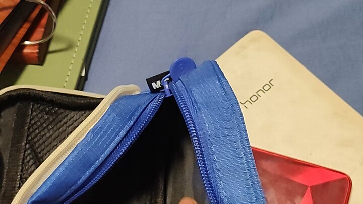 昨天生日同学给的笔袋