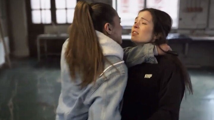 girl vs girl knife and unarmed fight