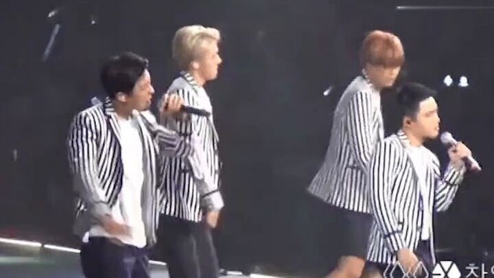 Live EXO kali ini bikin geger: Chanyeol kehilangan bagian vokal, Sehun lupa lirik, sementara Chanyeo