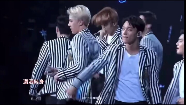 #EXO Suho momen memalukan lupa lirik, dibunuh dengan tatapan dari para senior, hahaha!