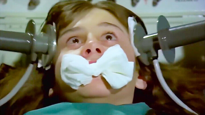 فتاة تُستخدم كتجربة لتحويلها إلى زومبي، وتُضرب بقسوة بواسطة آلة.