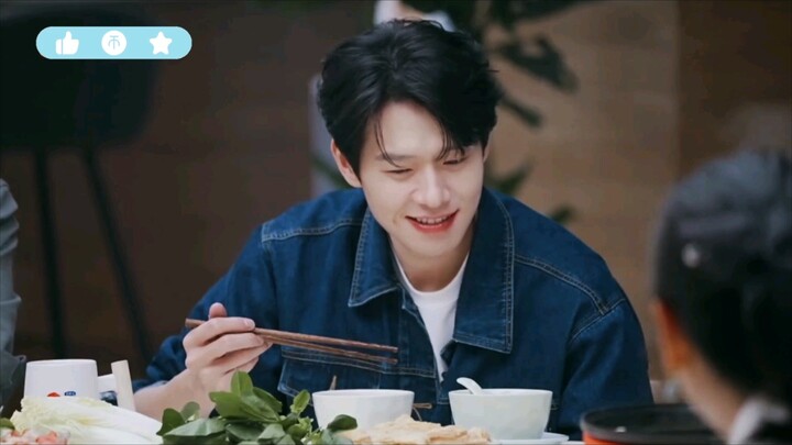 [Wei Daxun] Once again, I’m just amazed how great it is to be famous! Even when having hot pot, ther