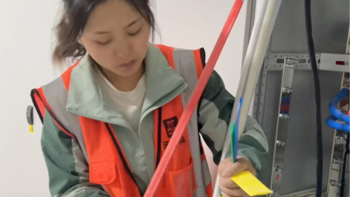 Làm thợ điện nhiều năm rồi, dây có điện hay không tôi sờ là biết ngay haha