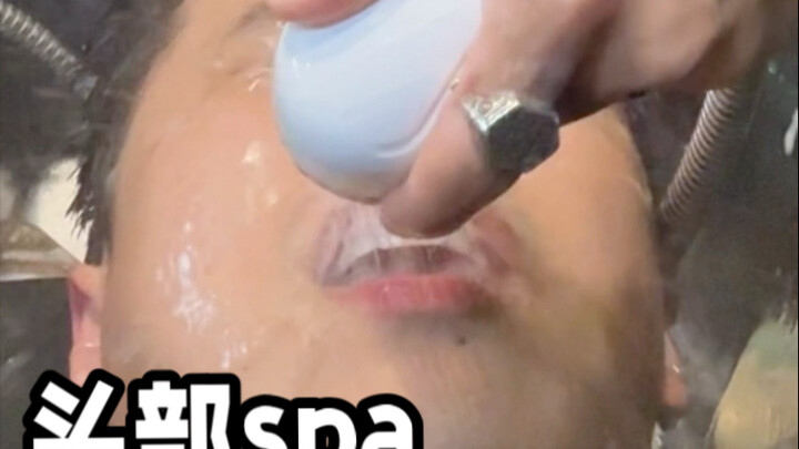 صالون حلاقة حقيقي