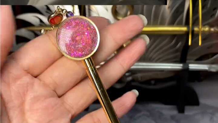 Jepit rambut wajib untuk Wu Feng. Sebagai mata-mata yang menyusup ke istana Keluarga Gong, apa saja 