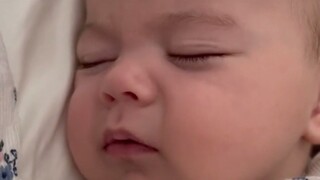 睡梦中的小宝宝，几十秒的时间里变换了无数个小表情