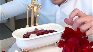 Mô hình bồn tắm nhỏ được tạo ra từ chocolate, độ tinh xảo vượt ngoài sức tưởng tượng.