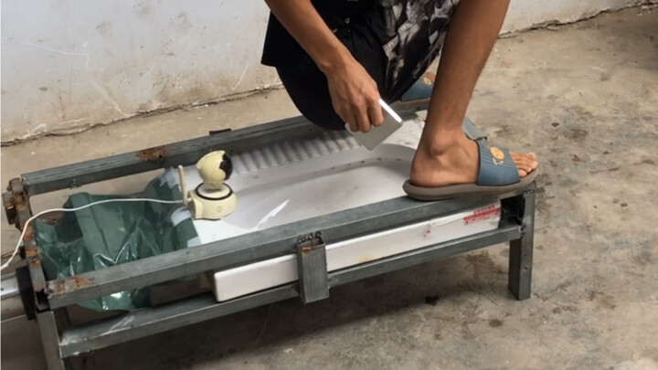 สิ่งประดิษฐ์: ที่วางโทรศัพท์สะดวกที่ช่วยป้องกันไม่ให้โทรศัพท์ตกในห้องน้ำ ช่างสมบูรณ์แบบจริงๆ!