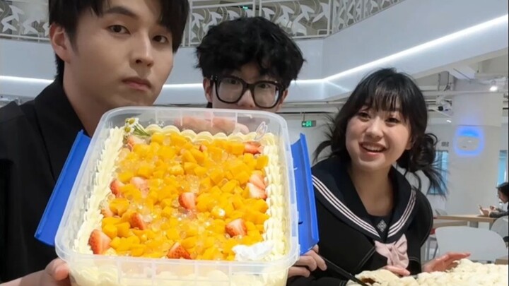 虽然当场掉马有点尴尬但是和大学生吃饭就是香