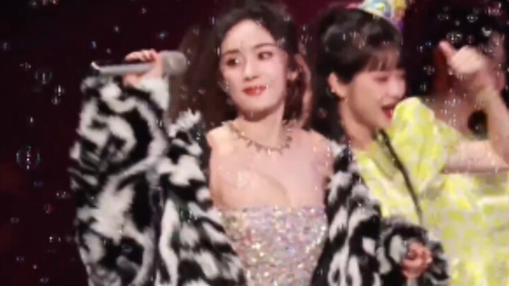 Yang Mi's New Year's Eve Party Live Shot