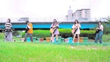 Lima perempuan meng-cover "小さな恋のうた" dengan gitar