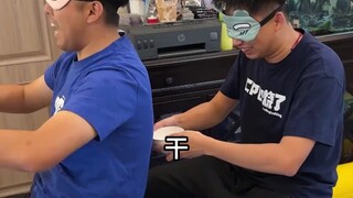 寝室友谊大考验！蒙眼传水，谁才是真正的默契之王？