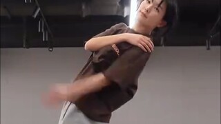 كيف يمكنني الغناء وأنا مقوس الظهر هكذا؟