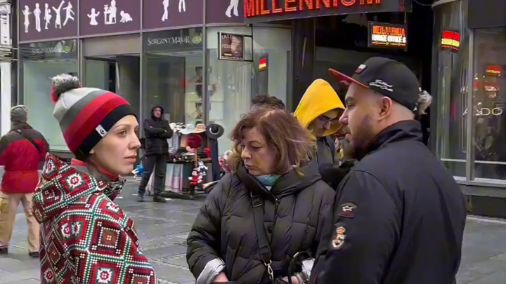 ประชาชนทั้งฮอลล์ต่างชูธงแดง!