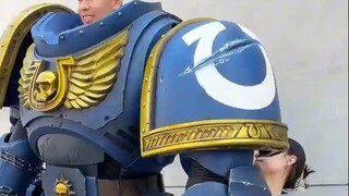 Today I wore a 2.6-meter-high extreme warrior power armor. Because I am not tall enough, I can't con