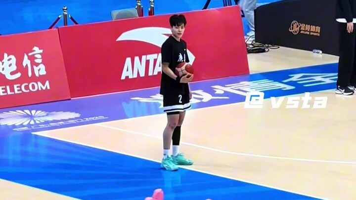 Pertama kali lihat atlet bingung apakah maskot di sebelahnya perlu diselamatkan atau tidak!