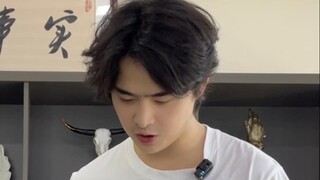不装了，我是亿万富翁我摊牌了