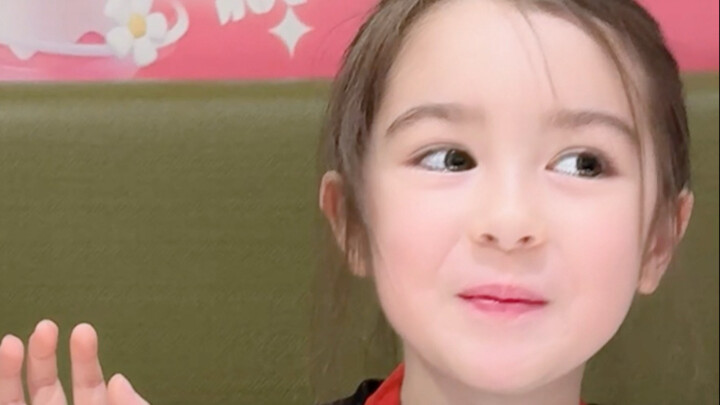 Con gái lai năm tuổi vui sướng đến mức như sắp tràn ra sau khi về nước!