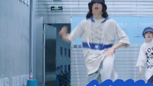 ฉันได้เต้นรำกับครูสอนเต้นฮิปฮอปของฉันกับเพลงของ Bibi Deba แห่ง Tasia Vibration...