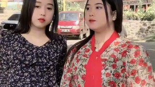 adik...kakak...sama aj cantik nya..