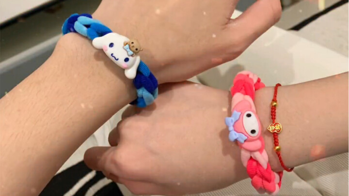 Với mối quan hệ của chúng ta, cậu sẽ bện cho tớ sợi dây buộc tóc này chứ, đúng không～