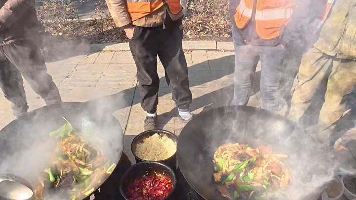 Jualan Masakan di Lokasi Konstruksi