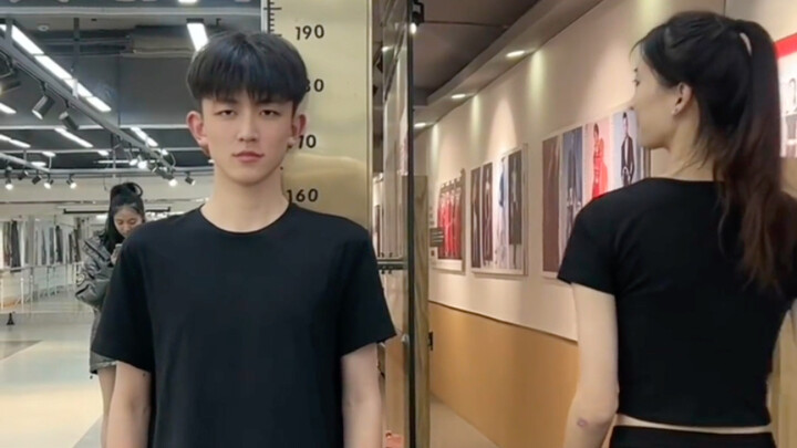 A 190cm-tall boy from Shandong walks past a 197cm-tall girl—no comparison, no pain!