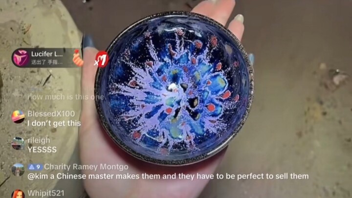 Saya nemu siaran langsung di internet tentang orang asing buka blind box porselen Tiongkok—tapi mere