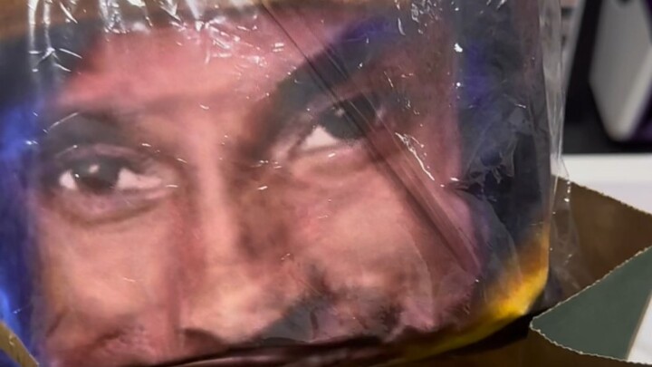 Saya membeli kaus Kobe Bryant bertanda tangan seharga 500 yuan, tetapi saya selalu merasa ada yang s