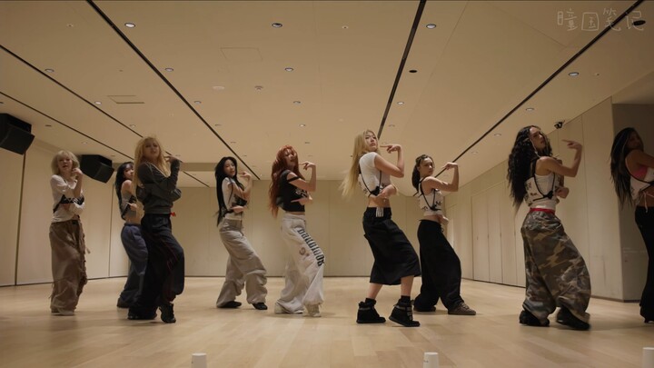Even during rehearsals for their collaboration, Chì Lǐ Tóng’s movements were eerily synchronized—lis